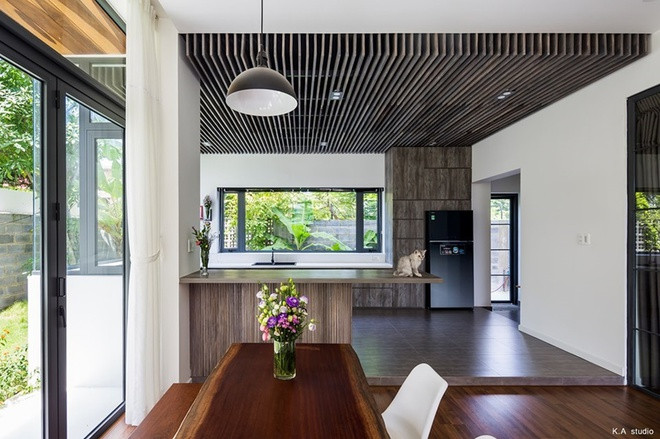 Bốn không gian của ngôi nhà được sắp xếp liền kề nhau tại diện tích lớn của tầng một.