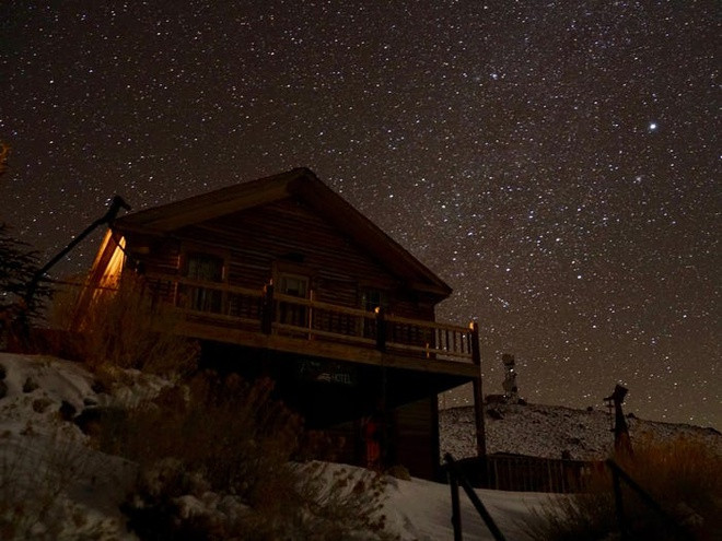 Hình thức giải trí của ông tại thị trấn bỏ hoang này là chụp hình những bầu trời đầy sao và học cách lần theo dấu vết của các con vật hoang dã.