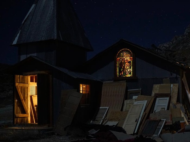 Được thành lập vào năm 1865, Cerro Gordo từng là thị trấn khai thác lớn nhất ở tiểu bang California. Tuy nhiên, nó đã bị bỏ hoang gần 100 năm nay khi các mỏ bạc tại đây cạn kiệt. Underwood mua thị trấn với mục đích phát triển kinh doanh.