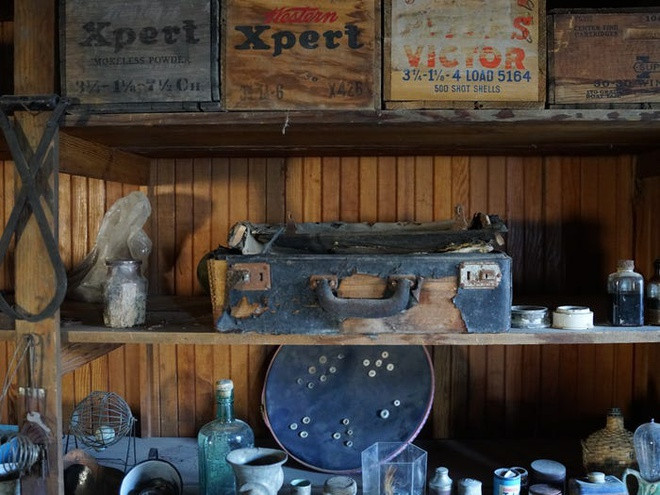 Trong thời gian tự cách ly, Underwood đã khám phá, sửa chữa một số căn nhà trong thị trấn, và tìm ra một số vật dụng ra đời từ thế kỷ 19.