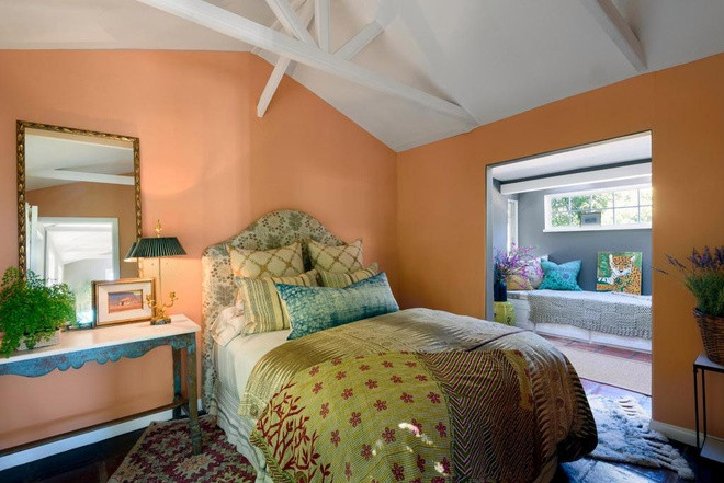 Các phòng ngủ đều khá rực rỡ với các gam màu nổi được kết hợp hài hòa, tinh tế.