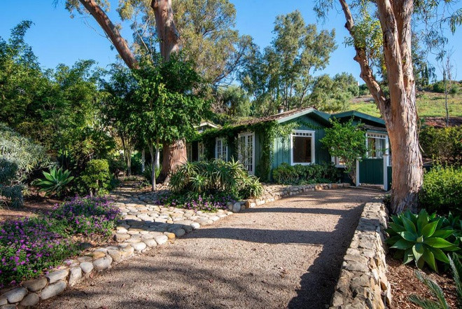 Điền trang còn có khu nghỉ ngơi dành cho khách và nhân viên. Tiện ích thư giãn, giải trí nổi bật nhất ở đây có thể kể đến môn cưỡi ngựa.