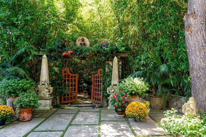 Trang trại được hoàn thiện vào năm 1976 với phong cách kiến trúc ảnh hưởng từ đảo Bali ở Indonesia. Thực vật tại đây chủ yếu mang màu sắc vùng nhiệt đới.