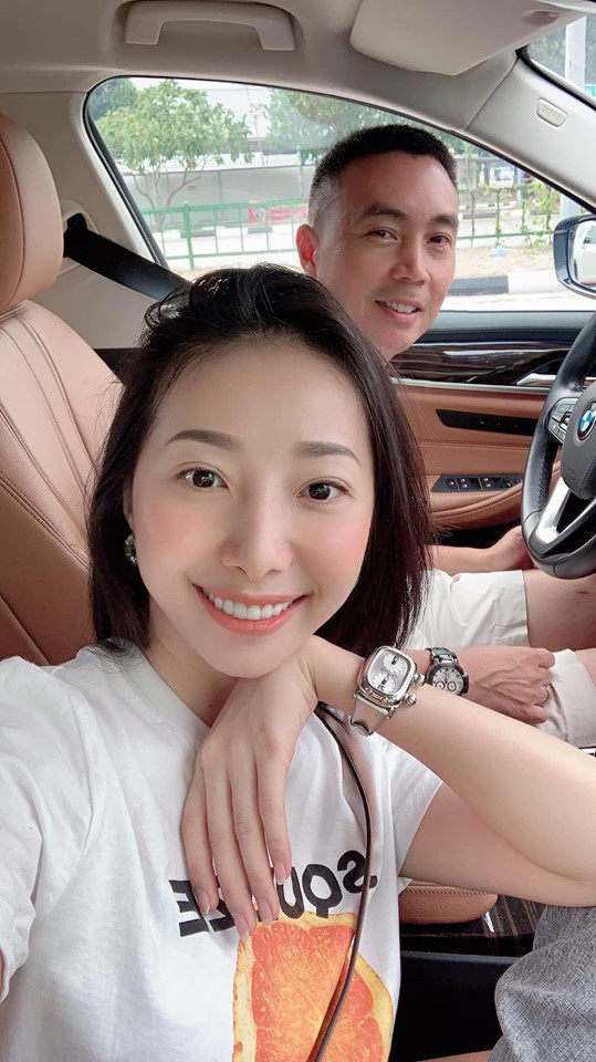  2 năm sau khi kết hôn và sang Singapore sống cùng chồng hơn 16 tuổi, Cẩm Duyên khiến nhiều người ghen tỵ vì cuộc sống giàu có, hạnh phúc. Cẩm Duyên từng chia sẻ cô và ông xã đã có 5 năm tìm hiểu và yêu nhau trước khi tính chuyện trăm năm. 