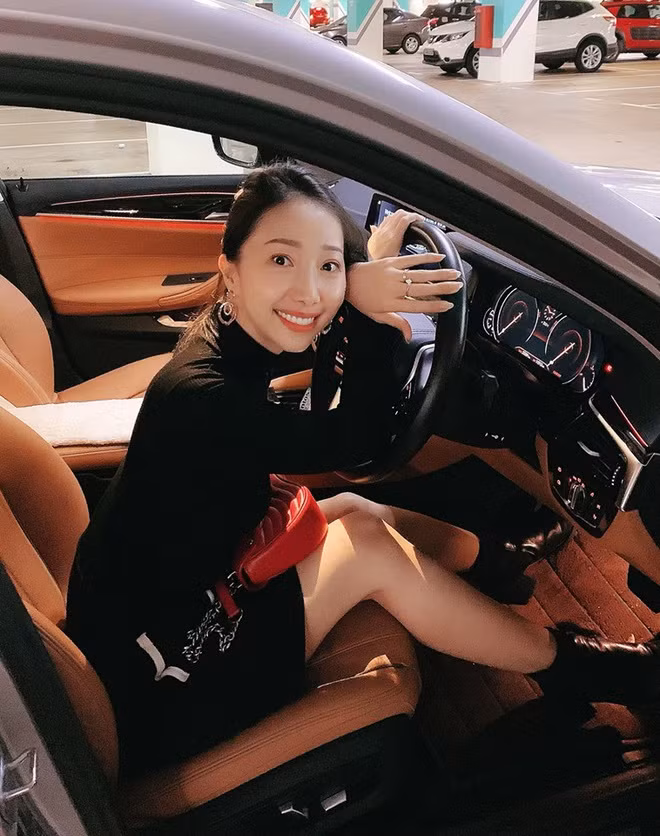  Không chỉ được ông xã cưng chiều, Cẩm Duyên còn được lòng bố mẹ chồng. Nàng dâu trẻ thường xuyên đi ăn, đi chơi cùng gia đình chồng ở những nơi sang trọng, được ông xã đưa về Việt Nam thăm bố mẹ đẻ. Cô dâu Thu Hương - đám cưới trong lâu đài 7 tầng