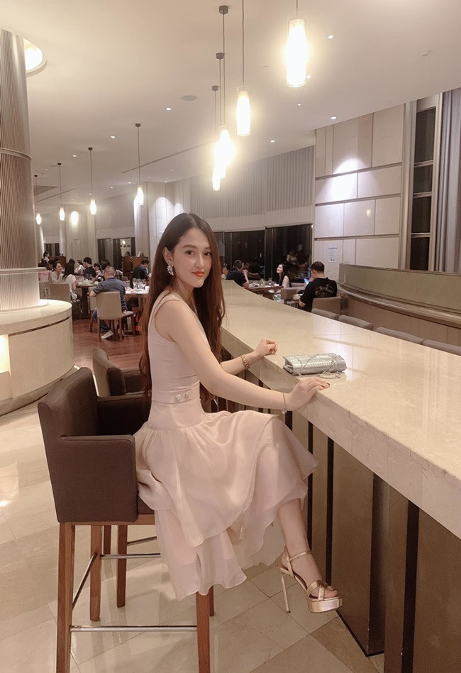  Thùy Dương đang phát triển sự nghiệp kinh doanh riêng. Mỗi khi rảnh rỗi, cô cùng chồng đi du lịch nước ngoài, hưởng thụ cuộc sống. Cô dâu Cẩm Duyên