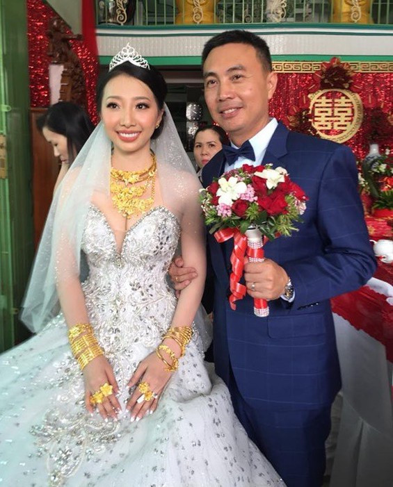  Đầu năm 2018, đám cưới của cô dâu Cẩm Duyên (sinh năm 1990, Hậu Giang) và chú rể là Quck Kim Duay (người Singapore) nhận được nhiều sự quan tâm. Đôi uyên ương được tặng hơn 1 kg vàng, 70.000 đôla Singapore làm quà cưới.