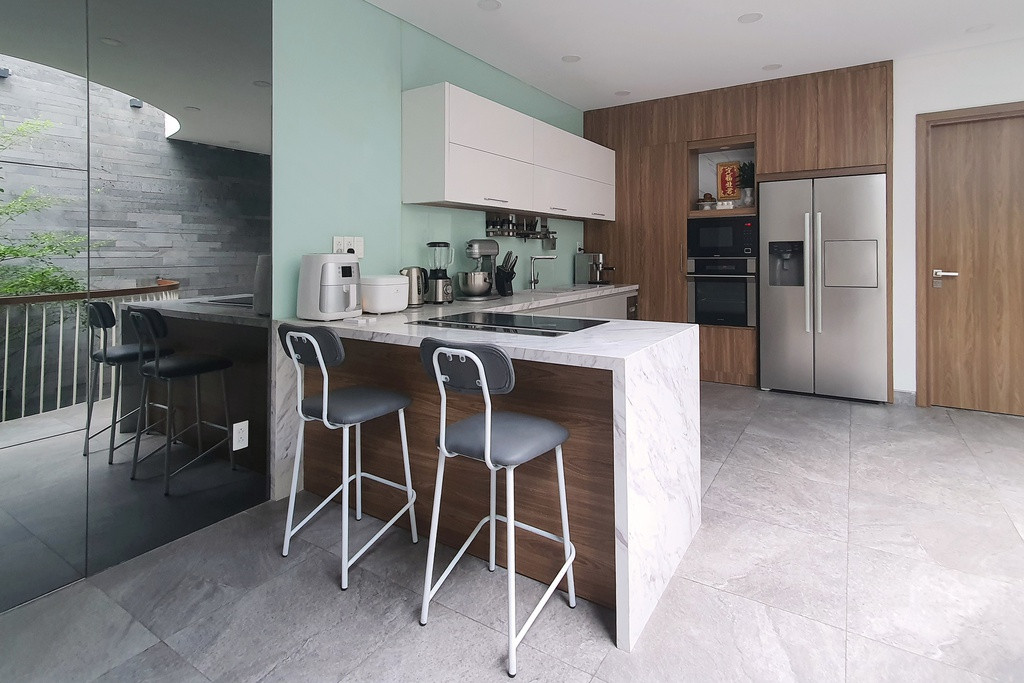 Tầng 2 là khu vực dành cho gia đình với các không gian phòng bếp, phòng ăn, phòng ngủ. Trong đó khu vực bếp được chú trọng thiết kế thông thoáng vì là đây nơi gặp gỡ thường xuyên của các thành viên.