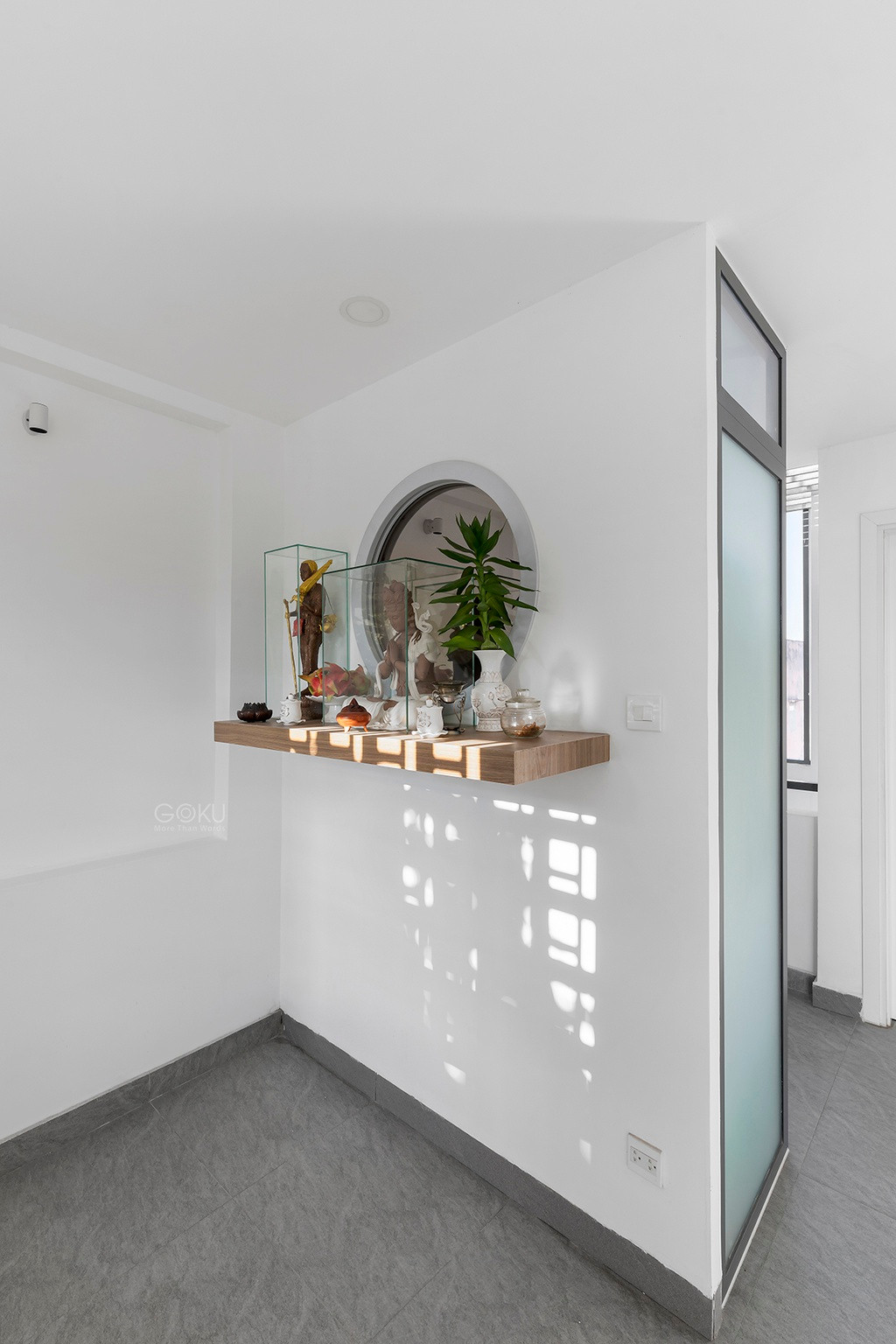 Tầng 3 được bố trí phòng thờ, phòng giặt phơi và khu vườn nhỏ để trồng cây ăn trái, rau sạch cho cả gia đình.