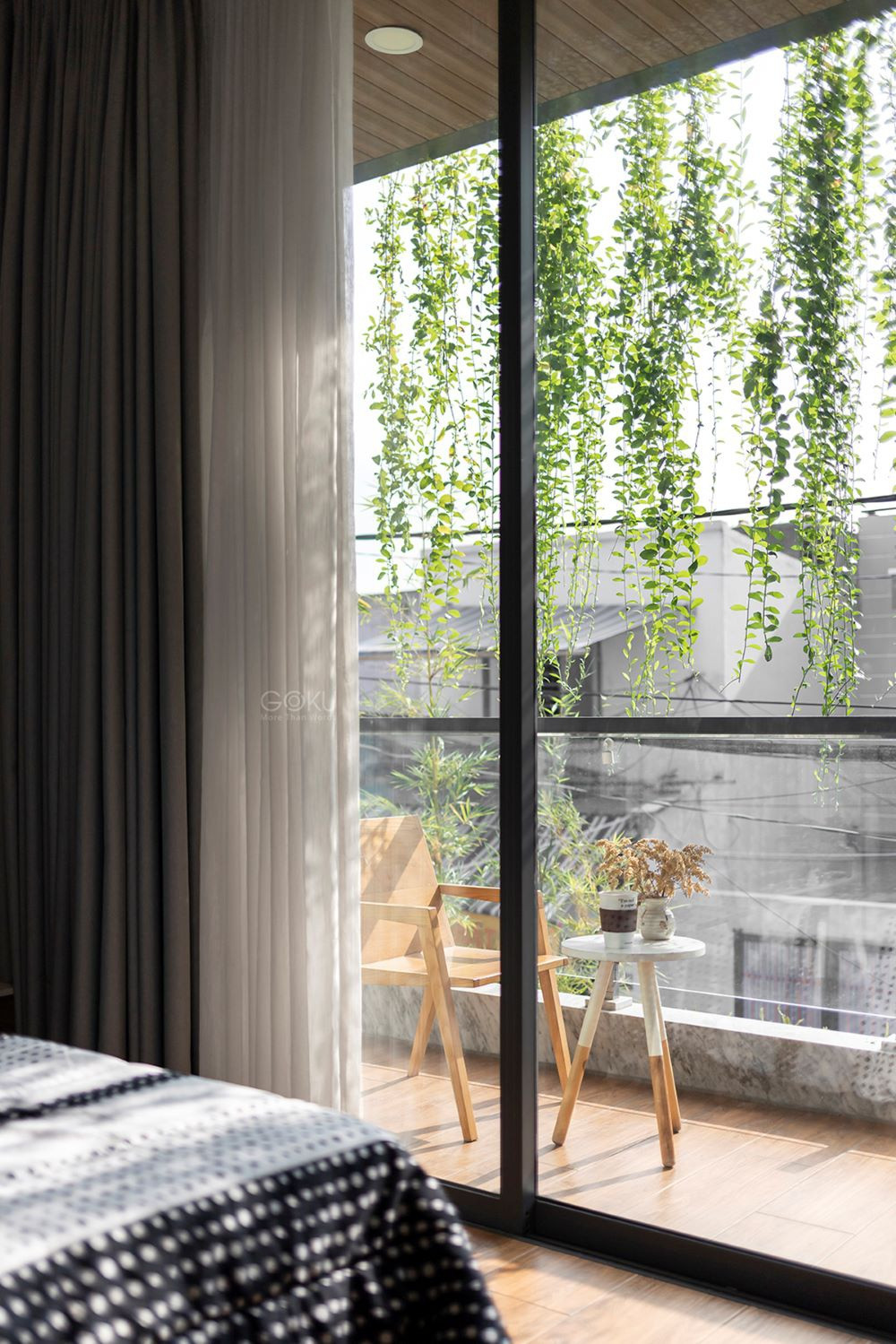 Phần logia kết hợp với “rèm thiên nhiên” bằng cây xanh có tác dụng ngăn cho nắng hướng Đông chiếu sâu vào phòng ngủ.