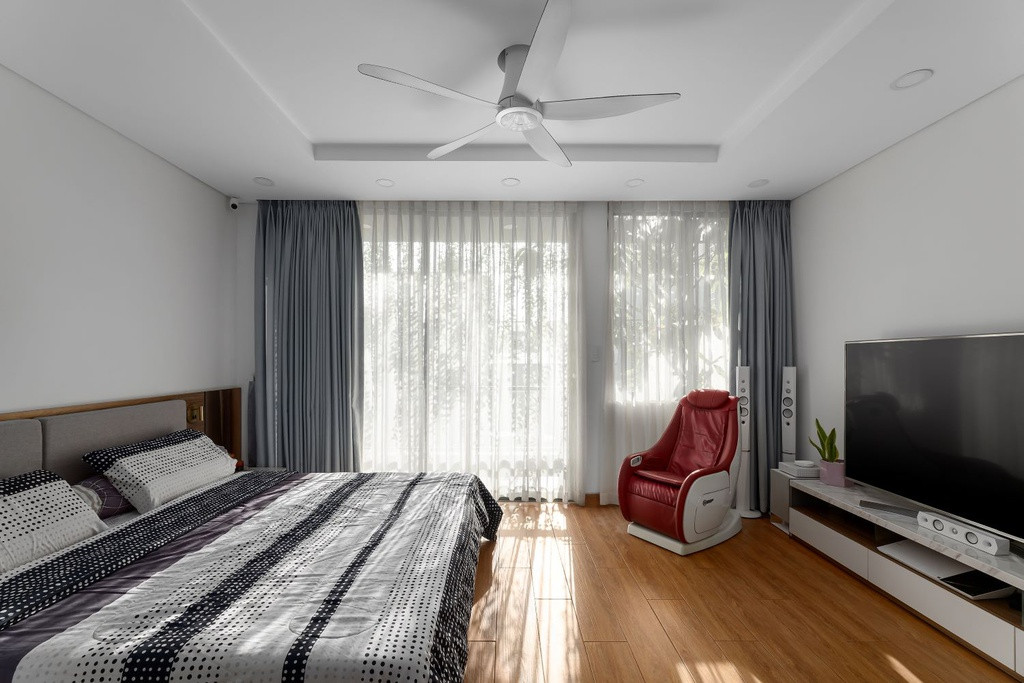 Phong cách tối giản được chủ nhà yêu cầu trong thiết kế nội thất các phòng ngủ. Phong cách này thể hiện sự đơn giản nhưng lại tinh tế và hiện đại. Không cần quá nhiều nội thất, chi tiết, đường nét nhưng vẫn đáp ứng được đầy đủ công năng sử dụng và yếu tố thẩm mỹ, tạo nên một không gian hài hòa, thoáng đãng và rộng rãi.