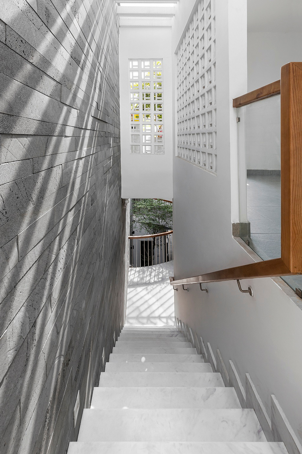 Tuy là một công trình tích hợp đa năng, chủ nhà lại muốn có sự tách biệt, không ảnh hưởng giữa không gian dành cho gia đình và công ty. Giải pháp là cầu thang được bố trí ở phần trước của ngôi nhà với mục đích tách biệt giao thông giữa tầng làm việc và tầng sinh hoạt gia đình.