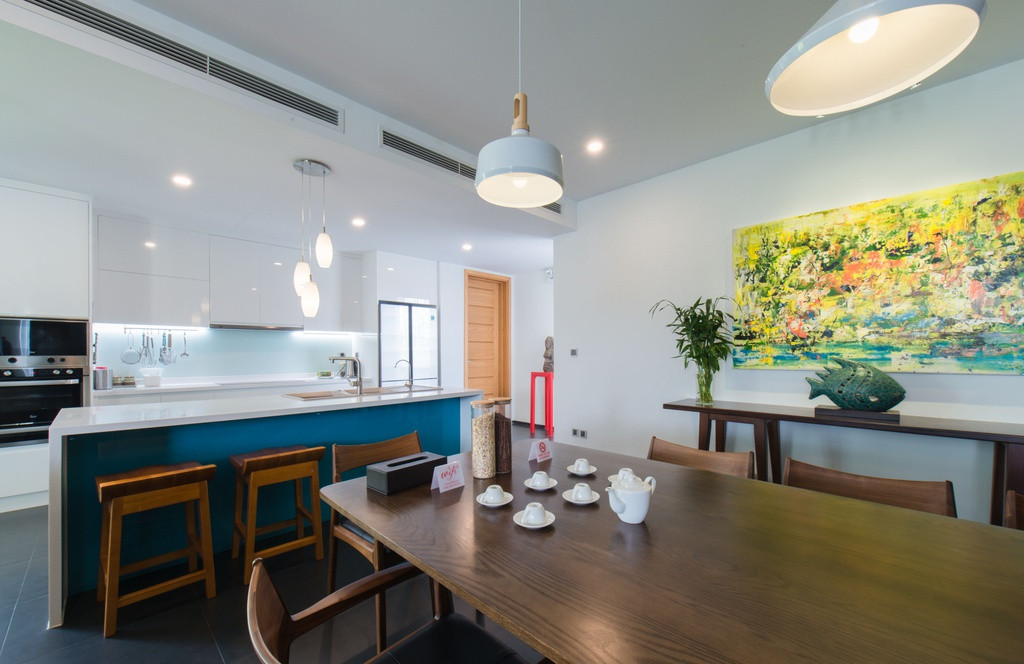 Các bức tranh trong nhà được vẽ bởi chính những người bạn của gia chủ cùng sự khéo léo khi sắp đặt của các thành viên trong gia đình.