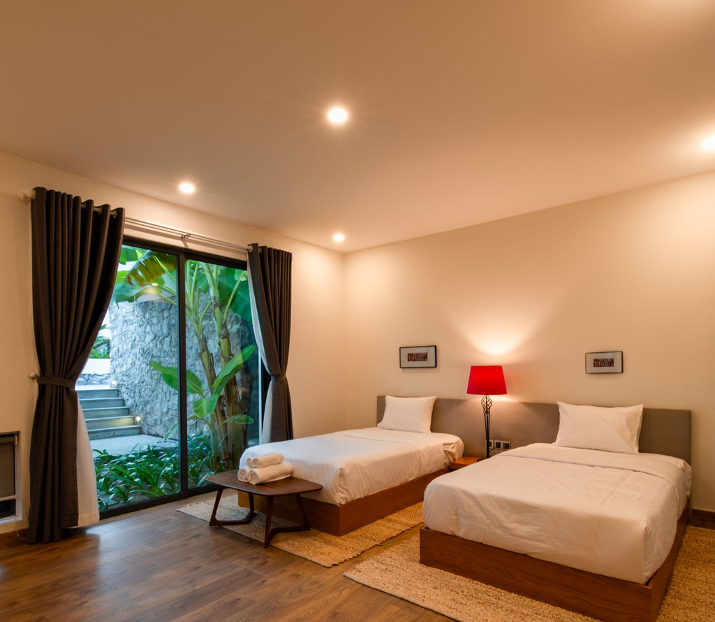 Bên cạnh đó là 2 căn phòng nhìn ra vườn cây với hàng ghế dài lãng mạn dành cho những ai yêu thiên nhiên.