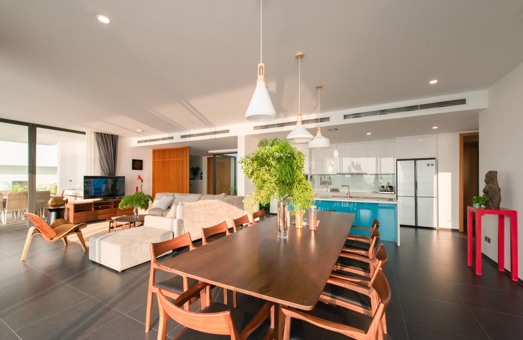 Không gian sinh hoạt chung tích hợp phòng khách, bếp và bàn ăn tạo nên cảm giác ấm cúng khi mọi thành viên trong gia đình có thể cùng nhau trò chuyện trước bữa tối.