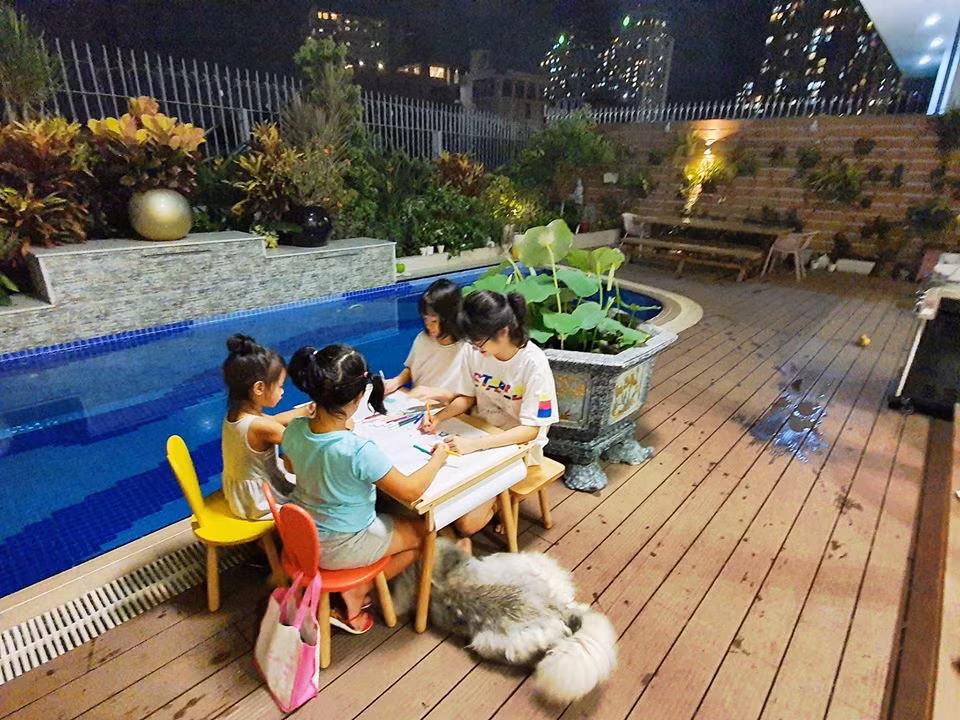 Mùa dịch này, các con của Vũ Thu Phương thường ngồi bên hồ bơi cùng nhau vẽ tranh. Với chủ đề vẽ: “Nhật ký Covid-19”, mỗi bé vẽ theo cảm nhận của mình.