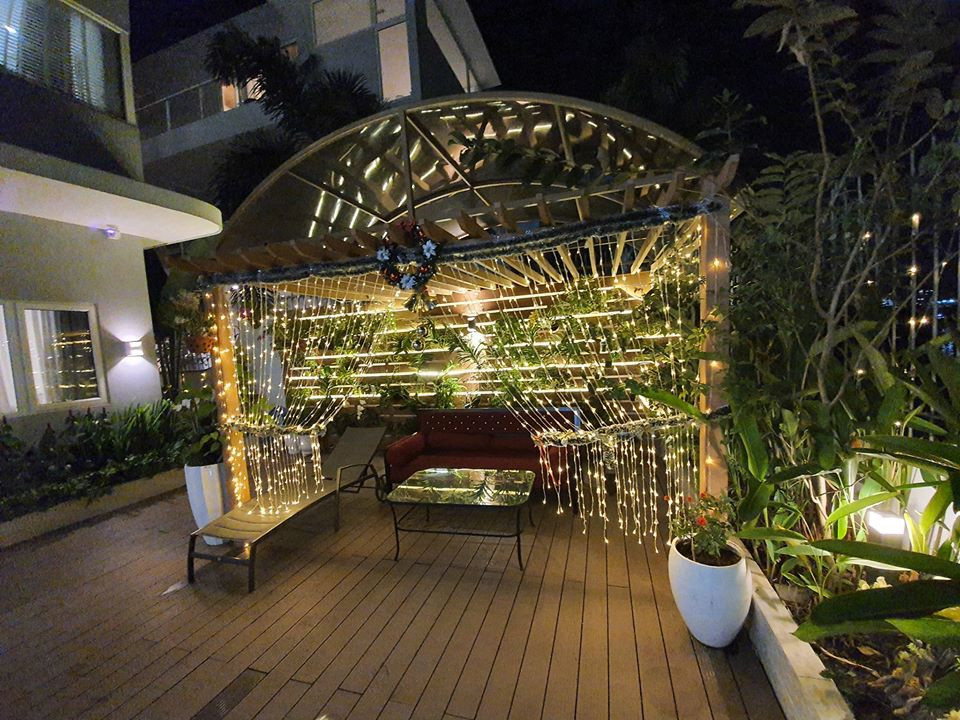 Một góc trong sân vườn được trang trí đèn nháy lung linh như resort.