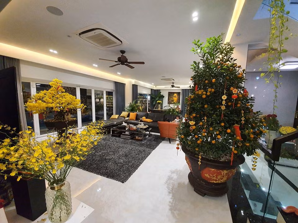 Phòng khách được thiết kế sang trọng và vô cùng rộng rãi, phù hợp với gia đình đông người.