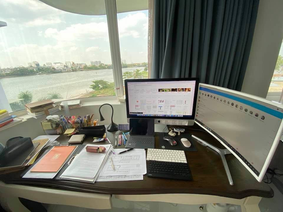 Góc làm việc tại nhà với view tuyệt đẹp, thơ mộng của Vũ Thu Phương.
