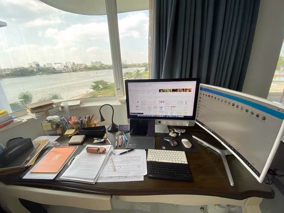 Góc làm việc tại nhà với view tuyệt đẹp, thơ mộng của Vũ Thu Phương.