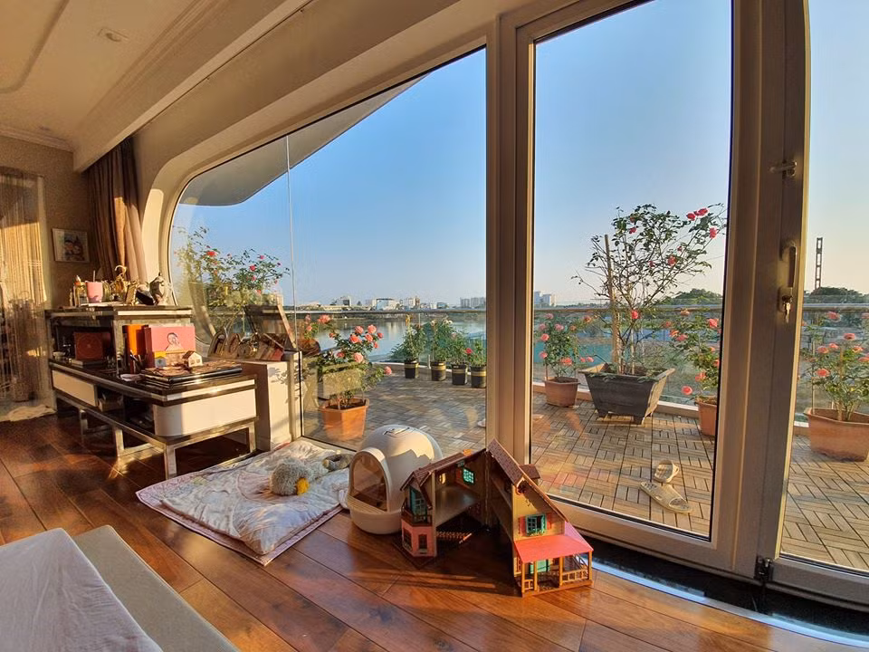 Căn nhà có hệ thống cửa kính tràn, giúp đón nắng và dễ dàng ngắm cảnh.