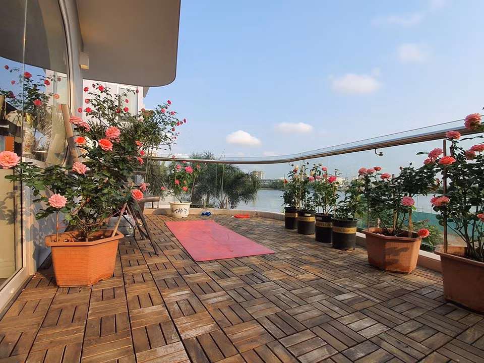 Không chỉ tập luyện với máy chạy bộ, bơi, cô còn tập yoga và luyện khí công... bên ban công ngập tràn hoa hồng.