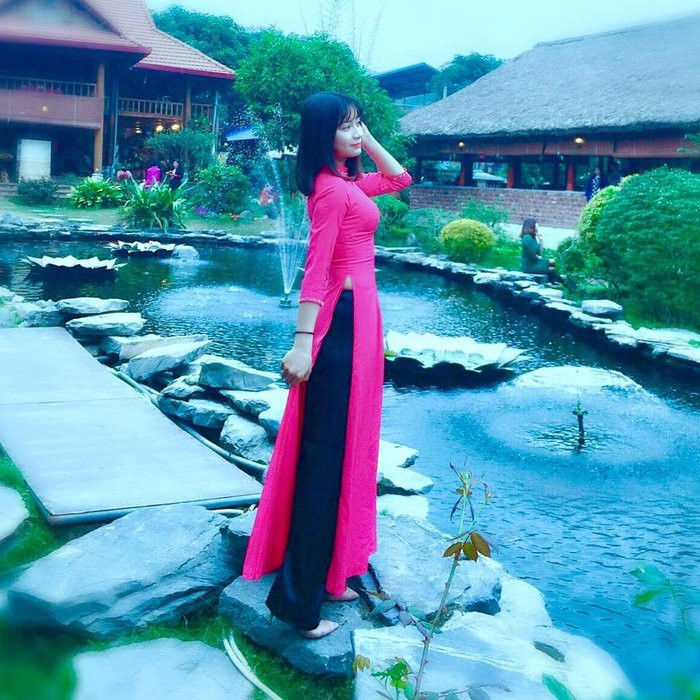 Cô gái sinh ở Hà Nội cũng khiến nhiều người xao xuyến ngay cả lúc ăn vận bộ áo dài truyền thống.