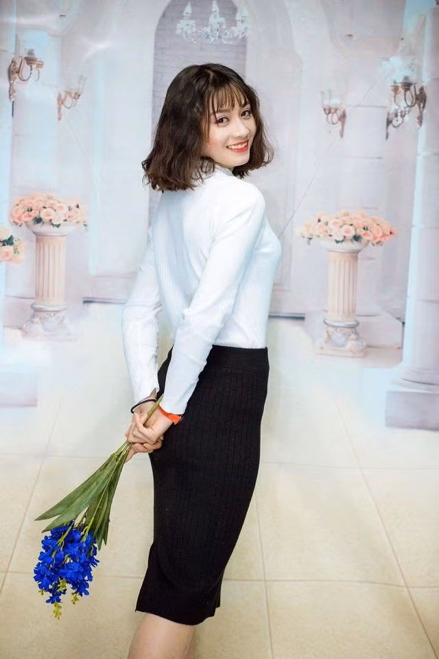 Hoàng Thị Loan nhìn quyến rũ khi mặc đồ công sở.
