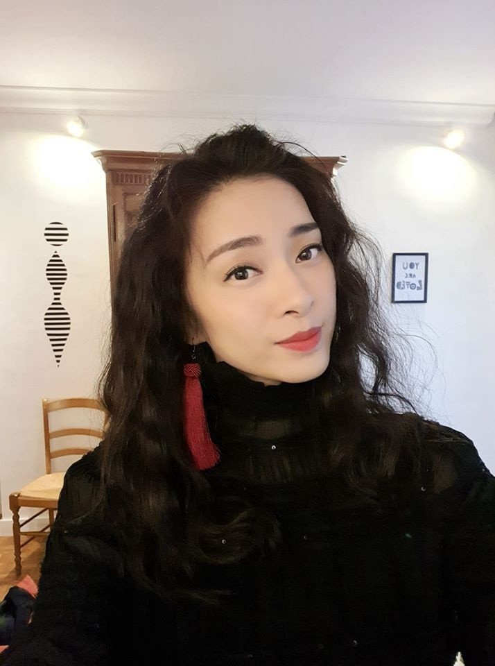 Thành công trong sự nghiệp nhưng Ngô Thanh Vân kín tiếng về đường tình duyên. Chân dài sinh năm 1979 từng vướng tin đồn hẹn hò với nhiều người nổi tiếng song cô không bao giờ thừa nhận. Trong cuốn tự truyện của mình, nữ diễn viên kể lại ở tuổi 26 cô từng yêu một người đàn ông mạnh mẽ, chân thành, danh tiếng. Cả hai gắn bó hơn 5 năm nhưng rồi quyết định chia xa. Hiện, "đả nữ" vẫn đi về lẻ bóng. Cô dành thời gian phần lớn cho công việc, sự nghiệp của bản thân.