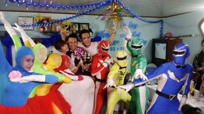 Dan sieu nhan di be trap lam quan khach khong khoi 