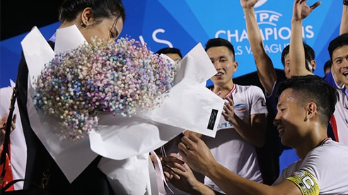 Khuôn mặt không giấu được sự xúc động, Khánh Linh lập tức đồng ý. Cuối cùng, cả 2 dành cho nhau nụ hôn nồng thắm trước sự chứng kiến của người thân, bạn bè. Kết thúc màn cầu hôn lãng mạn của ông xã, Khánh Linh chia sẻ: "Tôi hạnh phúc khó nói nên lời. Tôi rất bất ngờ, không biết anh Dũng dẫn mình lên sân khấu làm gì".