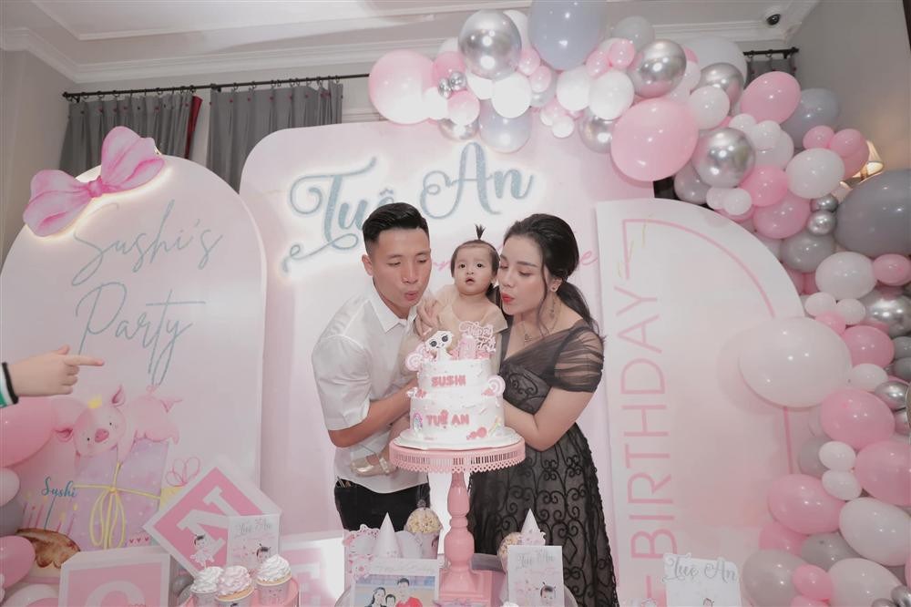 Trên trang cá nhân, Khánh Linh liên tục khoe diện đồ hiệu sang chảnh. Ngoài ra, cô con gái nhỏ của cặp đôi cũng là một rich kid khi thứ thiệt bởi được bố mẹ cho diện không ít quần áo đắt tiền.