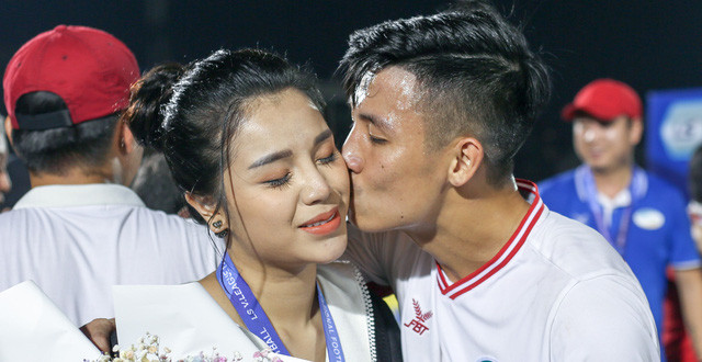 Ngoài ra, khi được hỏi về đám cưới - Khánh Linh không tiết lộ thời gian chính thức mà chỉ khéo léo trả lời: "Sắp rồi ạ". Bà xã Tiến Dũng lý giải việc muốn giấu ngày làm cô dâu đến cùng vì muốn đem đến sự bất ngờ cho mọi người. Dù cố tỏ ra bí mật vào phút chót nhưng tối muộn hôm qua (10/11), Bùi Tiến Dũng đã hé lộ khoảnh khắc đưa Khánh Linh đi thử váy cưới, ngầm ẩn ý ngày vui đang đến rất gần.