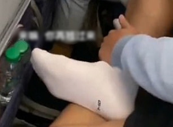 Bi nhac nho, hanh khach di chan vao mui nguoi nhac