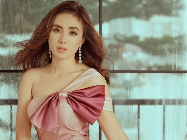 Miko Lan Trinh tuc truc ben ban trai phau thuat cat nguc-Hinh-7