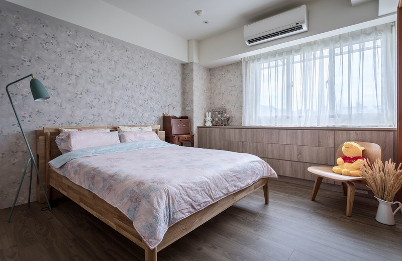 Trong phòng ngủ chính, giấy dán tường hoa đơn giản và thanh lịch trải đều khắp phòng, tạo ra nơi ngủ nghỉ ấm cúng.