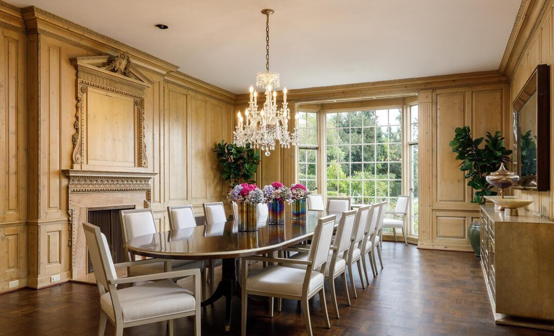 Phòng ăn trang trọng, được lát gỗ cứng để đem đến vẻ đẹp quý phái và cảm giác ấm áp. Điểm nhấn ấn tượng trong căn phòng này là chiếc đèn chùm tinh xảo.