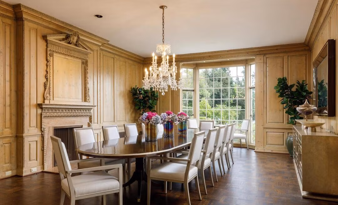 Phòng ăn trang trọng, được lát gỗ cứng để đem đến vẻ đẹp quý phái và cảm giác ấm áp. Điểm nhấn ấn tượng trong căn phòng này là chiếc đèn chùm tinh xảo.