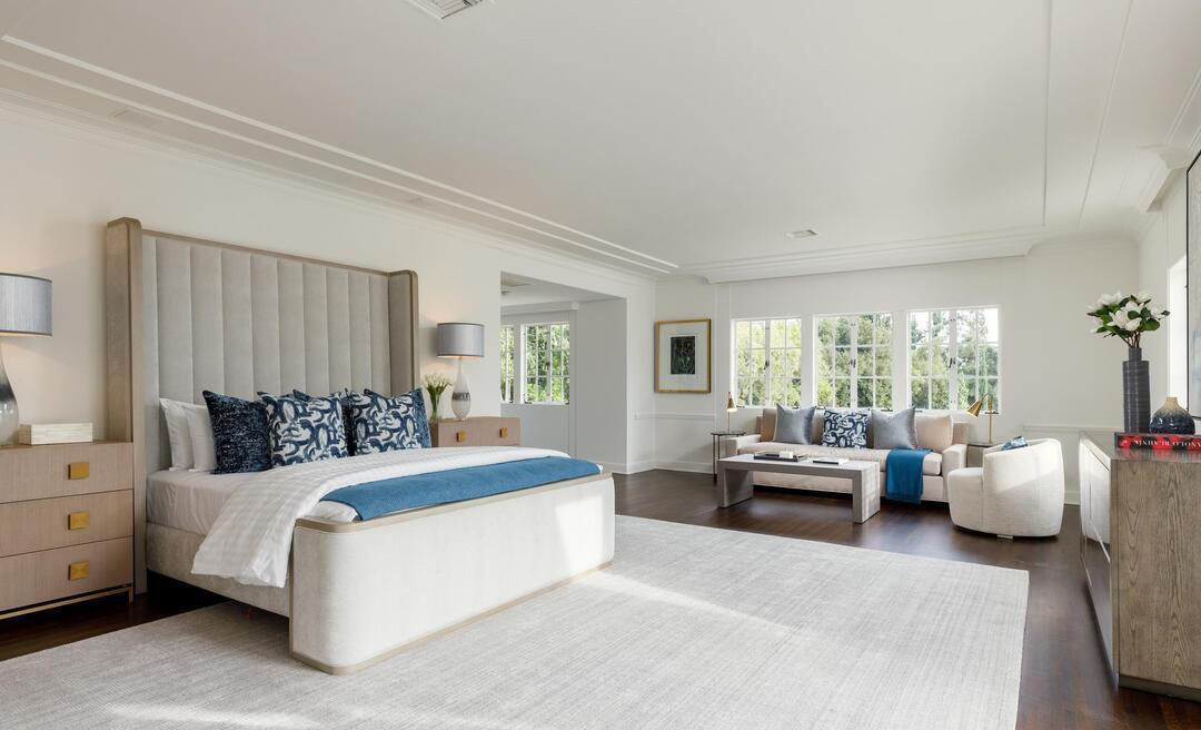 Phòng ngủ chính thoáng đãng, rộng lớn, tràn ngập ánh sáng tự nhiên, được tích hợp với phòng tắm, phòng thay đồ, và khu vực trang điểm.