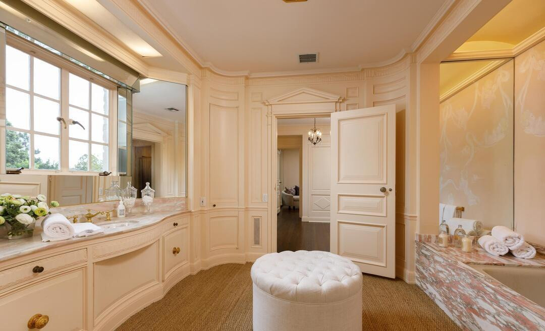 Phòng tắm chính rộng rãi, trang nhã, trông như một spa cao cấp với đầy đủ tiện ích hiện đại.