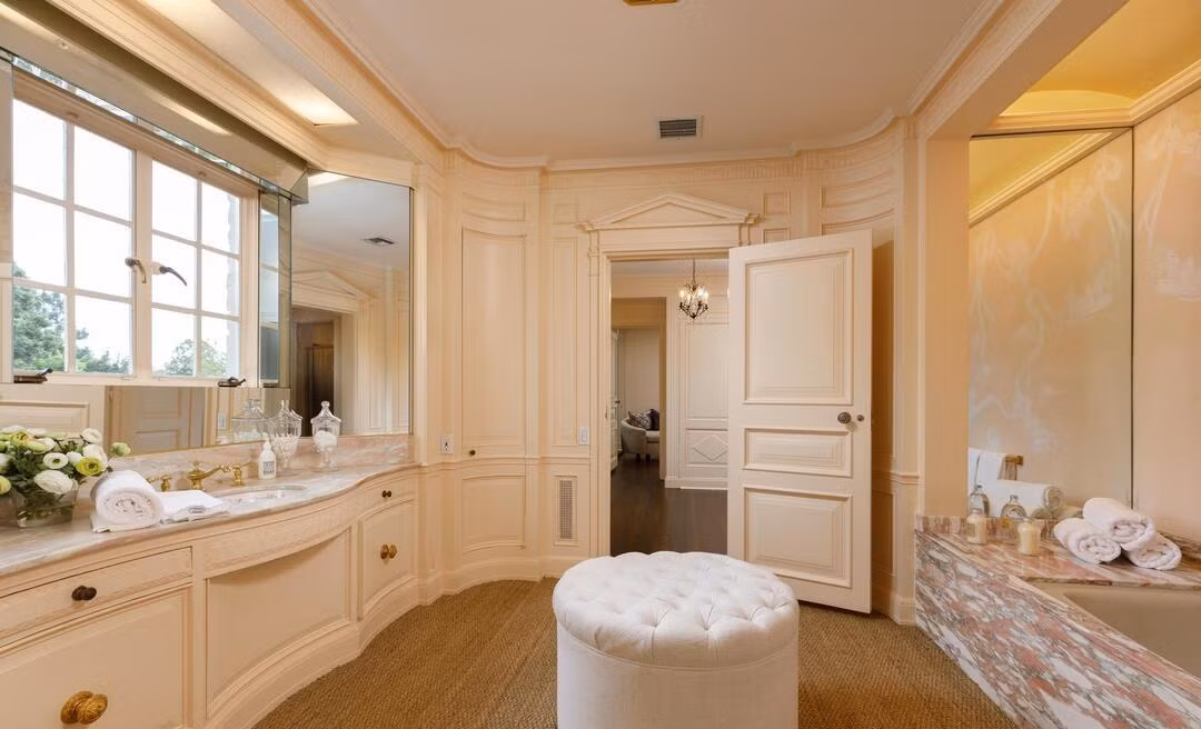 Phòng tắm chính rộng rãi, trang nhã, trông như một spa cao cấp với đầy đủ tiện ích hiện đại.