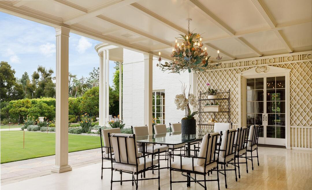 Không gian ăn uống nơi hiên nhà là một địa điểm lý tưởng để gia chủ có thể vừa dùng bữa vừa ngắm nhìn cảnh sắc sân vườn.