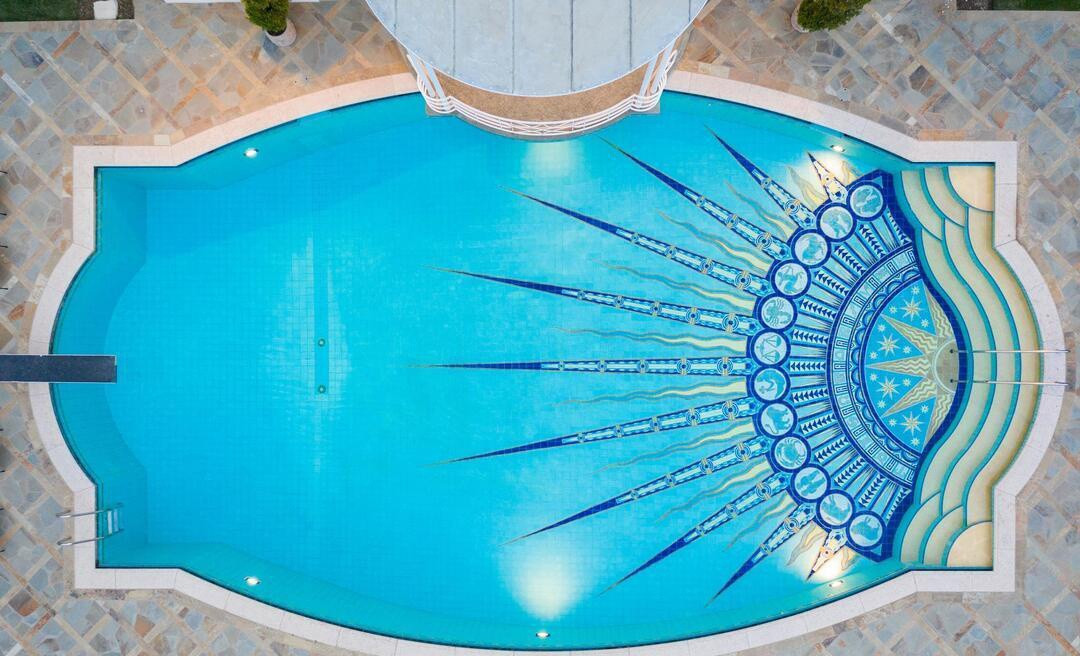 Hồ bơi ngoài trời được thiết kế độc đáo với họa tiết Mặt Trời và 12 cung hoàng đạo. Ngoài ra, bất động sản còn có các tiện nghi nổi bật khác như sân tennis, phòng chơi billiard và rạp phim.