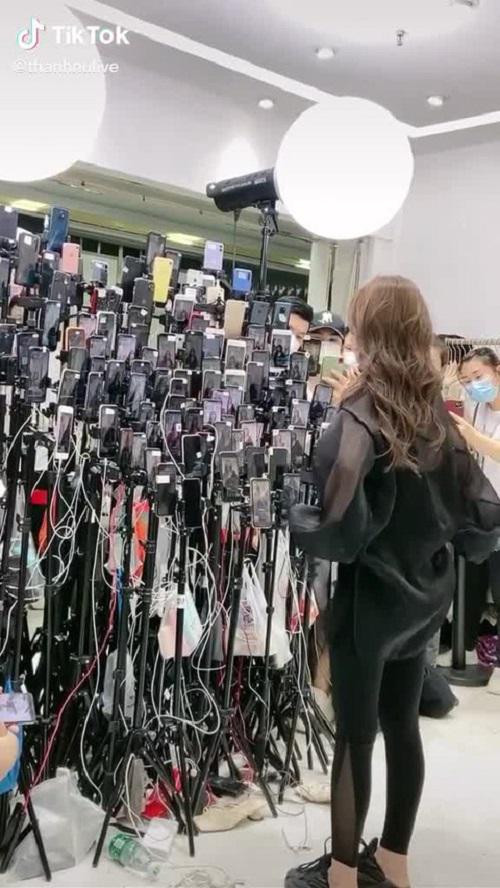 Dang sau anh hao nhoang cua xu huong livestream ban hang-Hinh-3