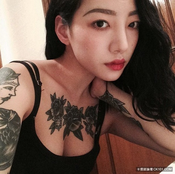  Theo chia sẻ của Nini, cô có khá nhiều hình xăm trên cơ thể, trong đó, hình xăm đầu tiên chính là ba bông hồng đen. Nini cho biết cô đến với nghề xăm từ năm 18 tuổi và bắt đầu niềm đam mê từ đó. Nini không chỉ nổi tiếng ở Hàn Quốc mà còn được biết đến ở nhiều nước khác trong châu Á như Trung Quốc, Thái Lan. Hiện, cô có tới hơn 102.000 người theo dõi trên trang cá nhân.