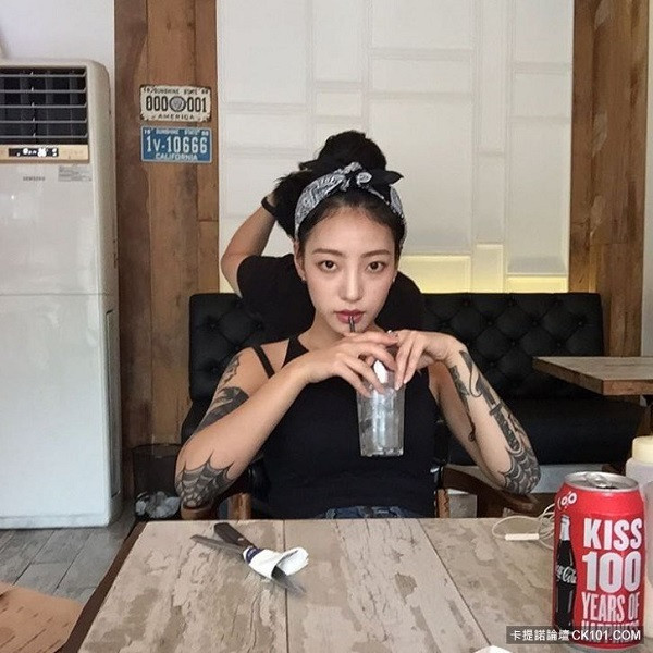  Cũng theo Nini, cô không nhận được sự ủng hộ của cha mẹ khi đi theo con đường này. Cha mẹ Nini thậm chí từng cầu xin cô không xăm thêm nữa. Lý giải hành động của cha mẹ, Nini tiết lộ: “Cha mẹ tôi khá cởi mở, chỉ là họ quan tâm đến những gì người khác sẽ nghĩ về tôi. Họ sợ tôi sẽ bị đối xử khác và bị phán xét khi ra ngoài xã hội".