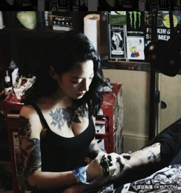  Chia sẻ về lý do bắt đầu sự nghiệp xăm hình, cô cho hay: "Tôi thích lưu giữ những kỷ niệm. Tôi cảm thấy như mình có thể chia sẻ kỷ niệm khi xăm cho khách. Mỗi họa tiết lại gợi tôi nhớ về khoảnh khắc trong cuộc sống. Tôi có một hình xăm là tên viết tắt của bạn trai cũ sau khi anh ấy qua đời".