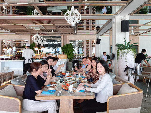 Bạn gái Chi Bảo 'ra mắt' mẹ chồng tương lai, thân thiết bên vợ cũ - Hình 4 Ban gai Chi Bao 'ra mat' me chong tuong lai, than thiet ben vo cu-Hinh-4