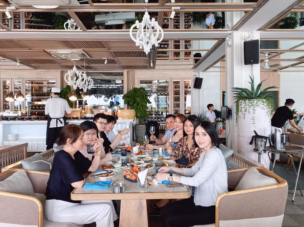 Ban gai Chi Bao 'ra mat' me chong tuong lai, than thiet ben vo cu-Hinh-4