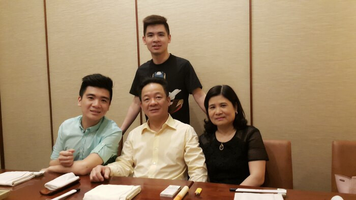 Bức ảnh chụp gia đình 4 người của Chủ tịch Tập Đoàn T&amp;T và Ngân hàng SHB – Đỗ Quang Hiển.